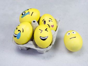 7 tipů na velikonoční barvení vajíček, které zvládnete s dětmi