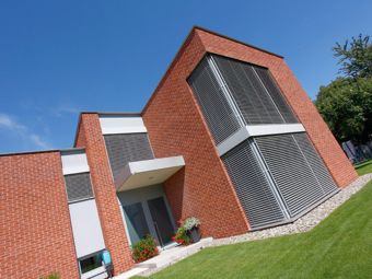 Předokenní venkovní žaluzie: termoregulace, ochrana soukromí a úspora energie