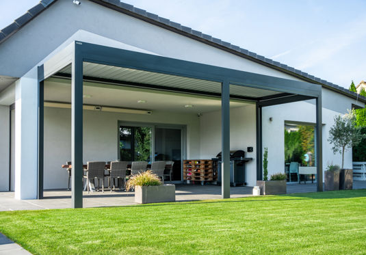 Připravte terasu a pergolu na jaro: Kompletní návod
