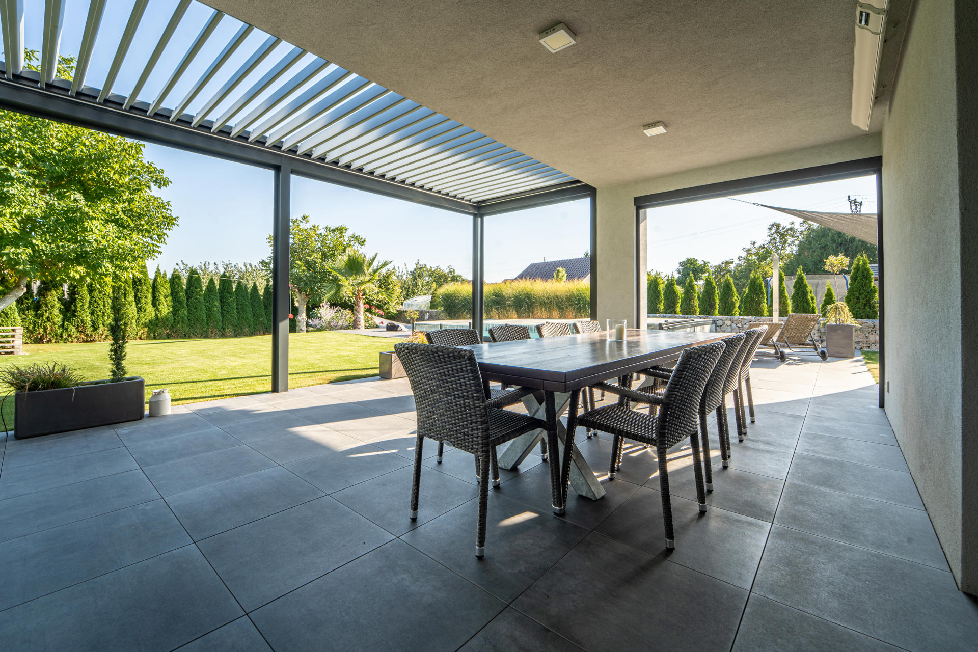 Stůl se židlemi pod pergolou Artosi