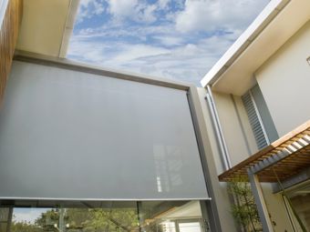 Tip týdne: Screenové rolety umožní větrat i se zataženým stíněním