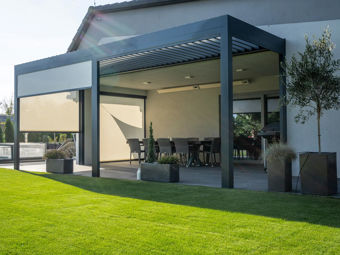 Stínící rolety do pergoly: Jaké typy existují a který vybrat