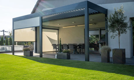 Stínící rolety do pergoly: Jaké typy existují a který vybrat