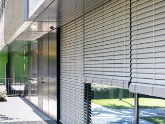 Jarní úklid: Jak vyčistit žaluzie, rolety a markýzy