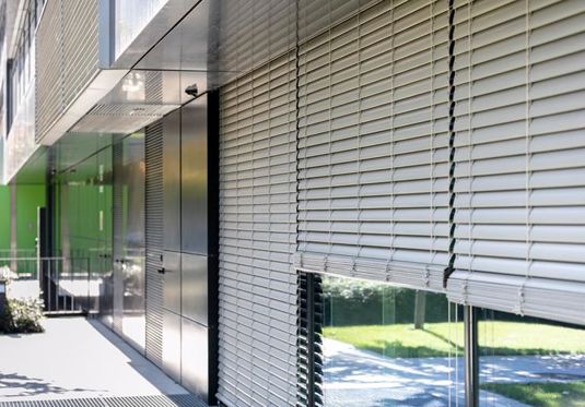 Jarní úklid: Jak vyčistit žaluzie, rolety a markýzy
