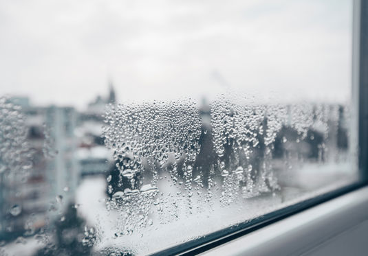 Řešení pro orosená okna: Větrání, stínění a další tipy
