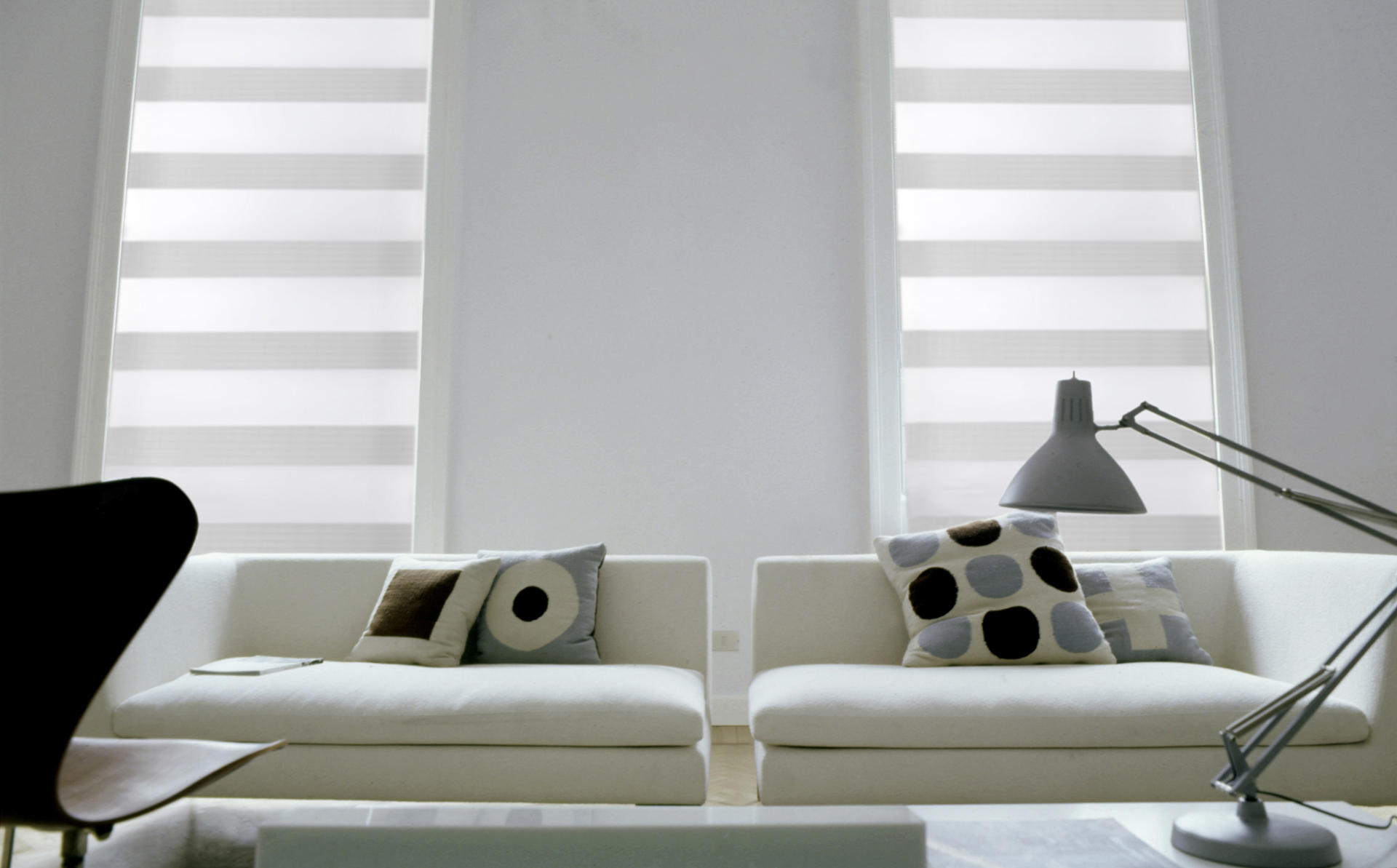 Rolety den a noc v obývacím pokoji