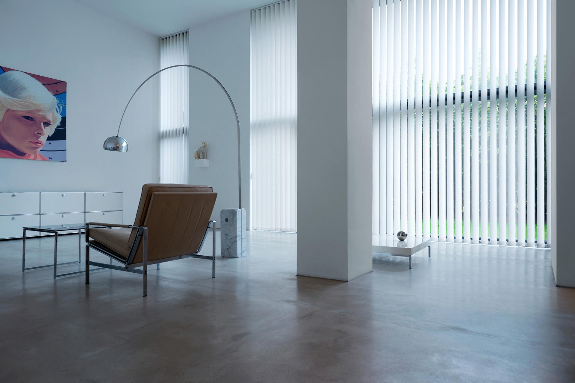 Místnost s vertikálními žaluziemi