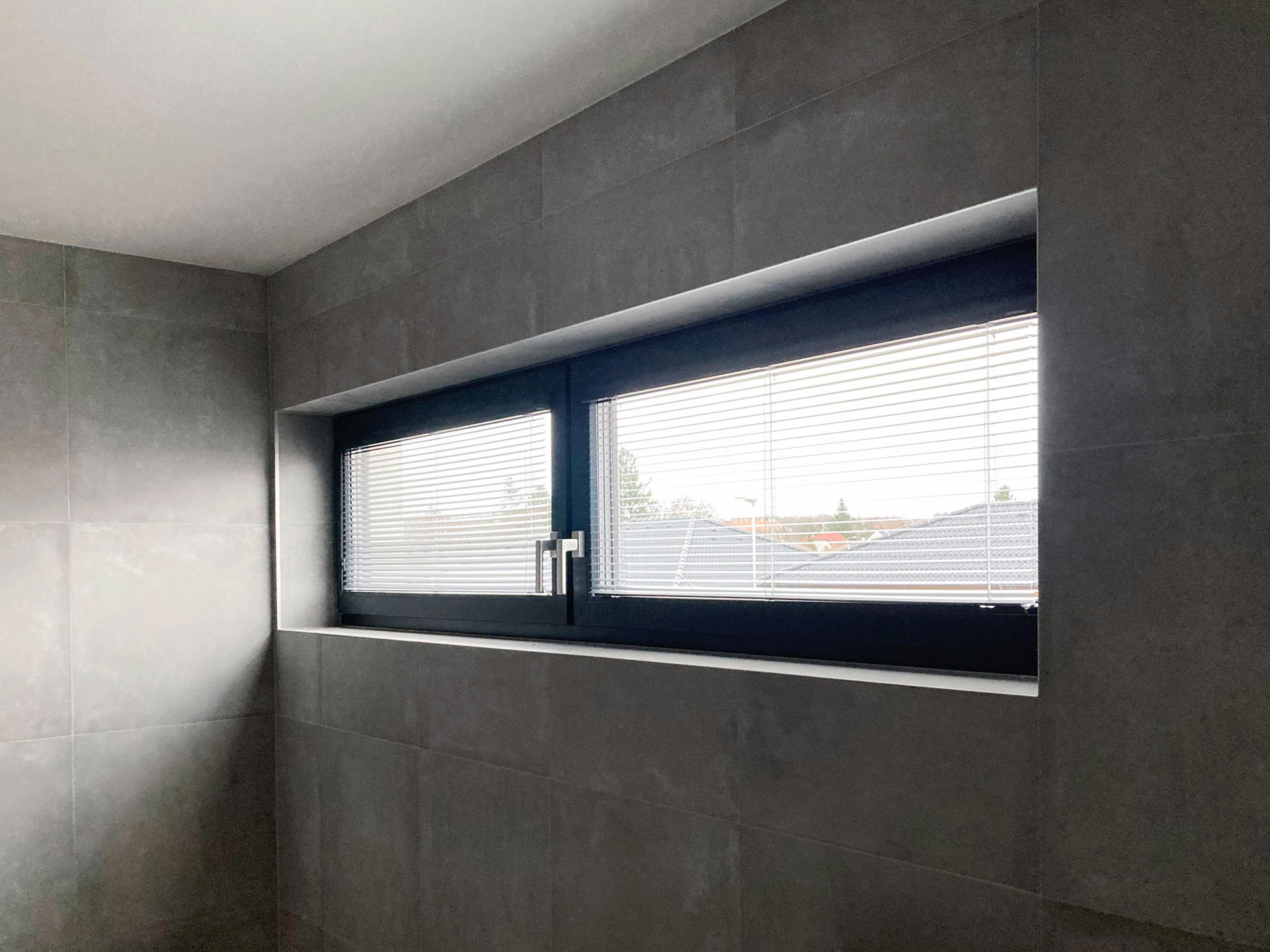 Okno se žaluziemi Isotra Hit 2